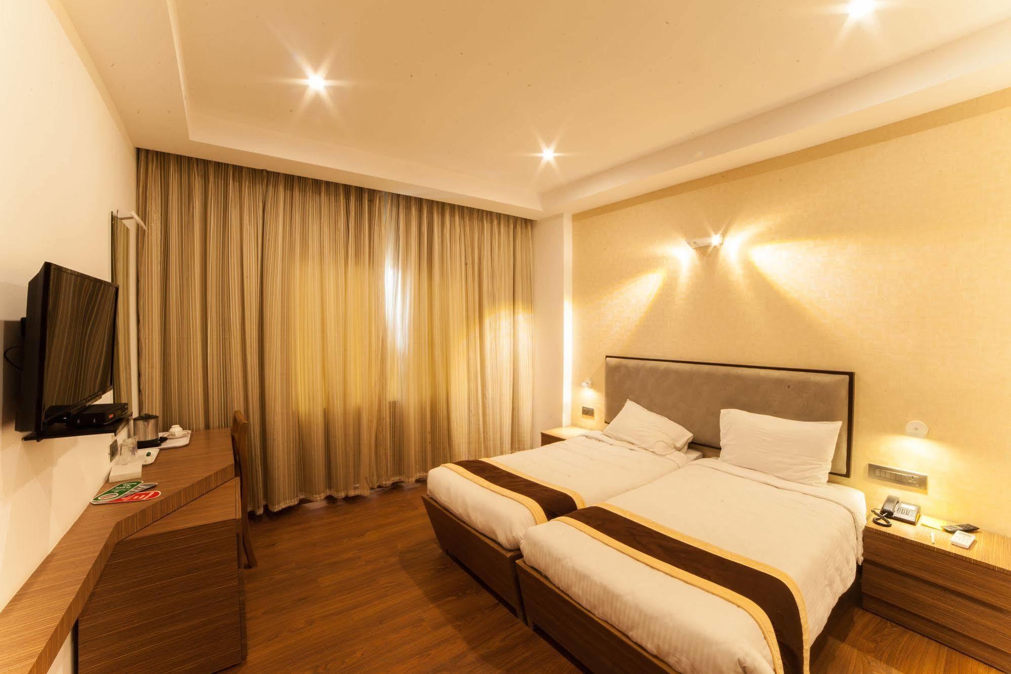 Brownstar Boutique Hotel Chennai Exterior foto